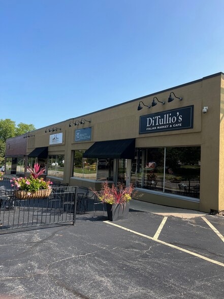 2211-2213 E State St, Rockford, IL for lease - Building Photo - Image 2 of 17