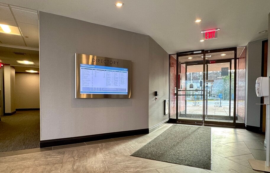 310 E Shore Rd, Great Neck, NY for lease - Interior Photo - Image 3 of 10