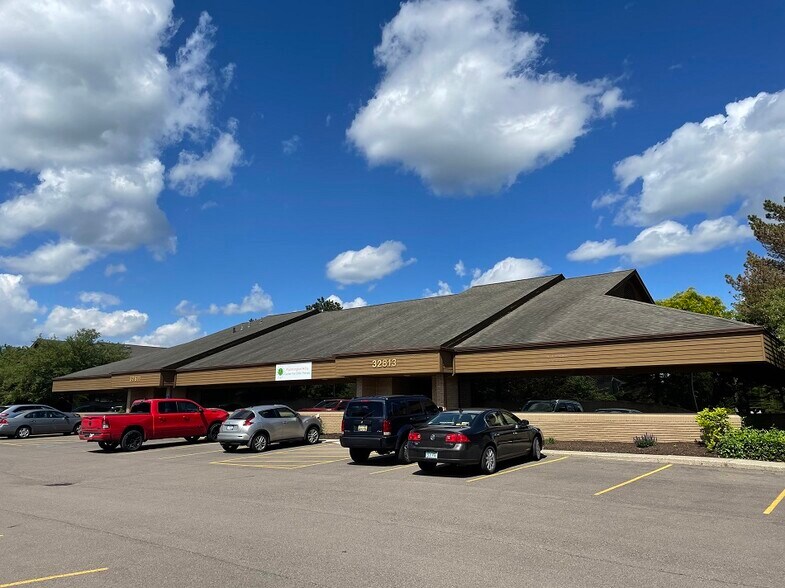 32811-32813 Middlebelt Rd, Farmington Hills, MI for lease - Building Photo - Image 1 of 4