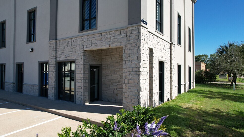 4324 Greenbriar Dr, Stafford, TX for lease - Building Photo - Image 2 of 3