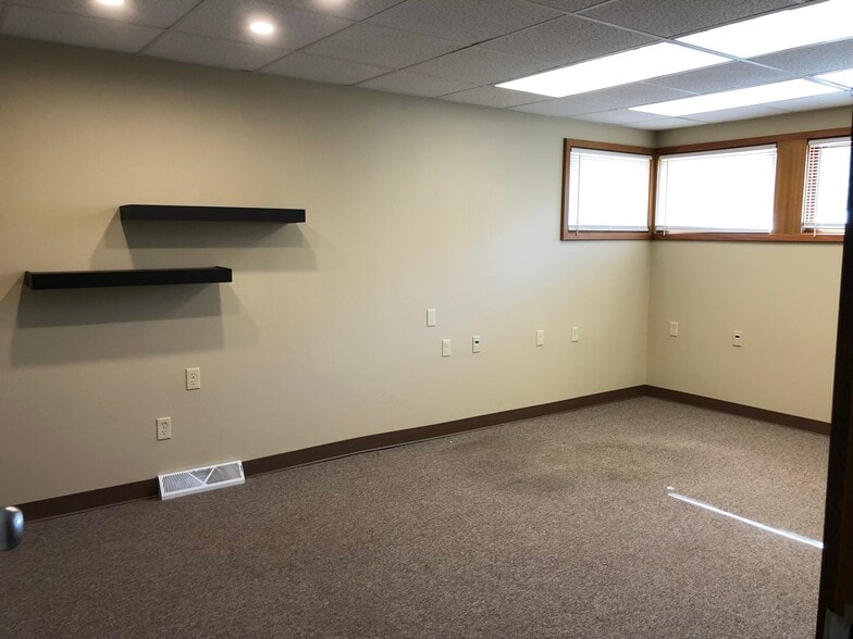 1416 S Commercial St, Neenah, WI for lease - Building Photo - Image 3 of 12