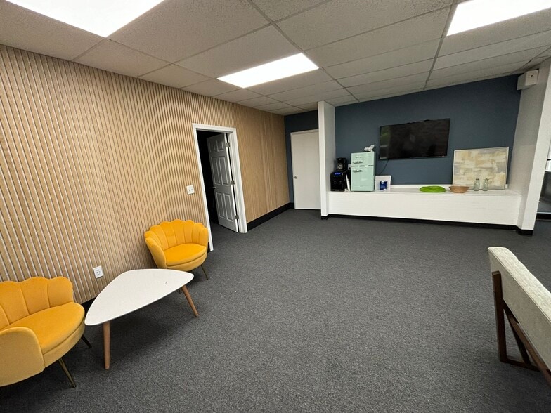 120 Amaral St, East Providence, RI for lease - Interior Photo - Image 3 of 11