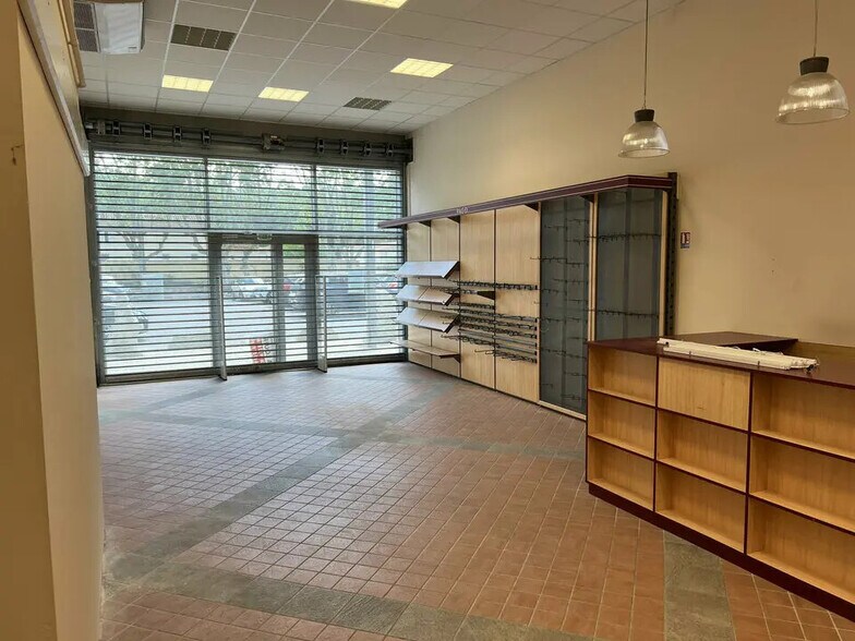 Retail in Le Tholonet for lease - Building Photo - Image 2 of 7