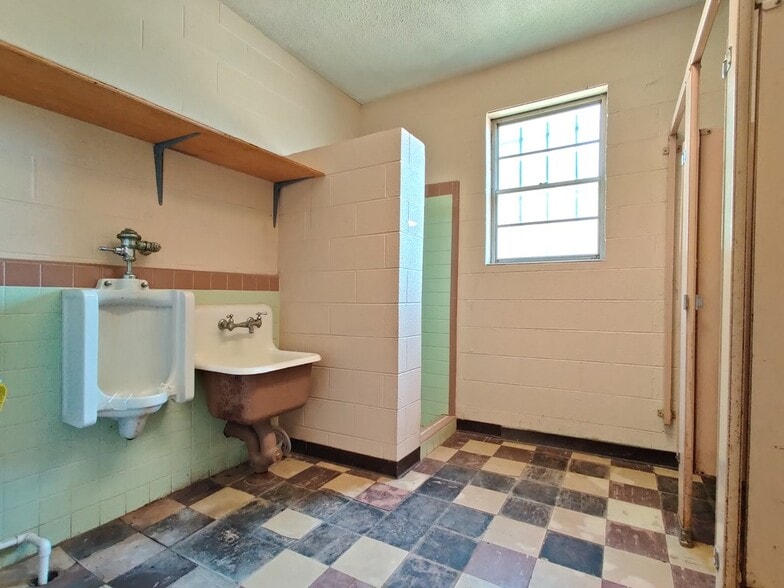 211 W Walnut Ave, McKenzie, TN for lease - Interior Photo - Image 3 of 36