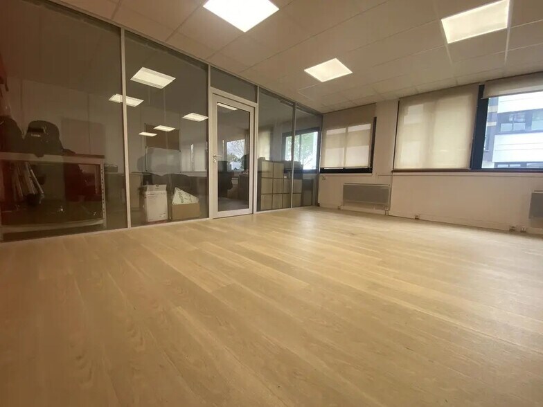 38 Rue Jules Verne, Orvault for lease - Interior Photo - Image 3 of 4