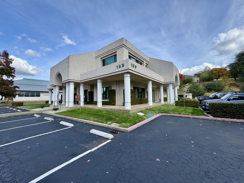 169 Hartnell Ave, Redding, CA for lease - Building Photo - Image 1 of 9