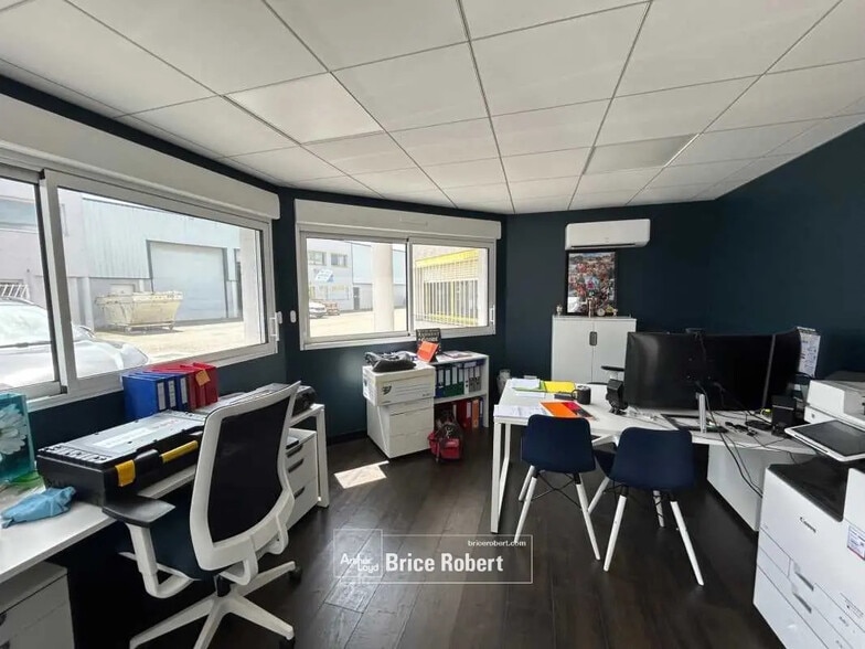 Flex in Chassieu for sale - Building Photo - Image 3 of 9