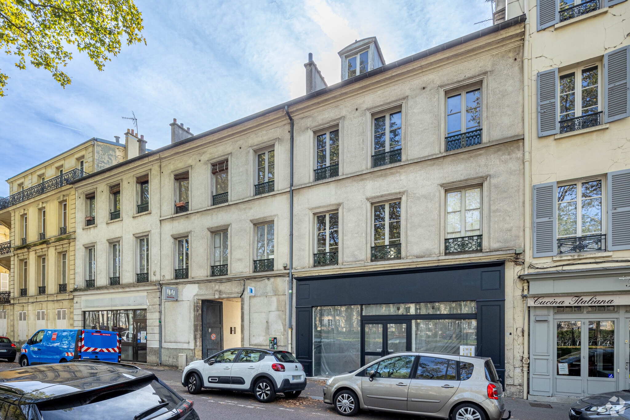 Office in Versailles for lease Primary Photo- Image 1 of 3