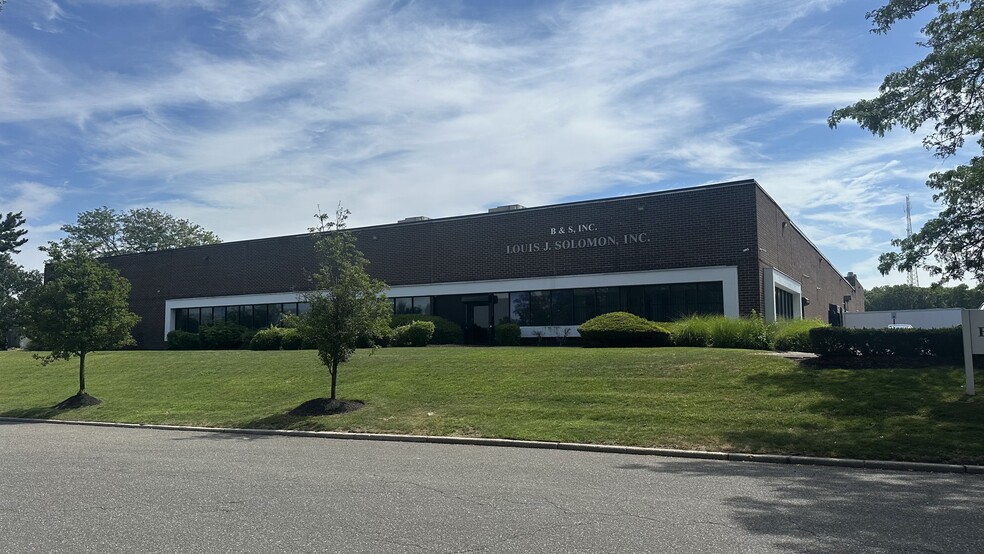 25 Ranick Rd, Hauppauge, NY for sale - Building Photo - Image 1 of 1