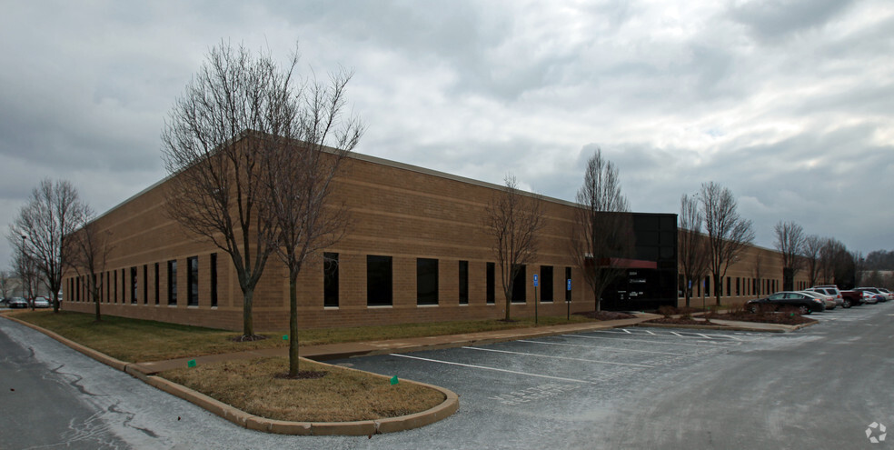 2050-2054 Westport Center Dr, Maryland Heights, MO for lease - Primary Photo - Image 1 of 6