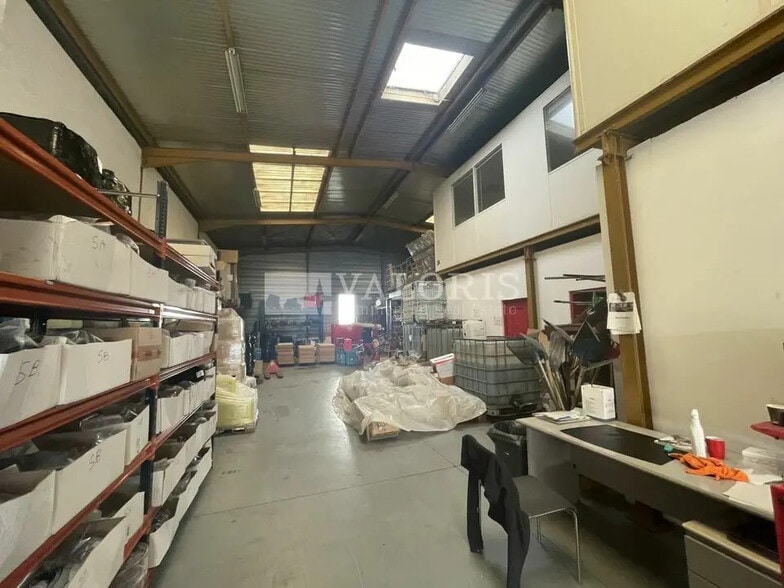 Flex in Vénissieux for lease - Interior Photo - Image 3 of 13