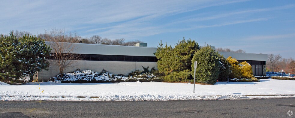 110 Nicon Ct, Hauppauge, NY for sale - Primary Photo - Image 1 of 1