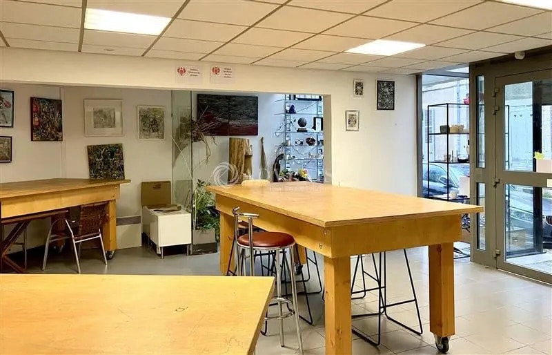 Retail in Bourges for lease Interior Photo- Image 1 of 5