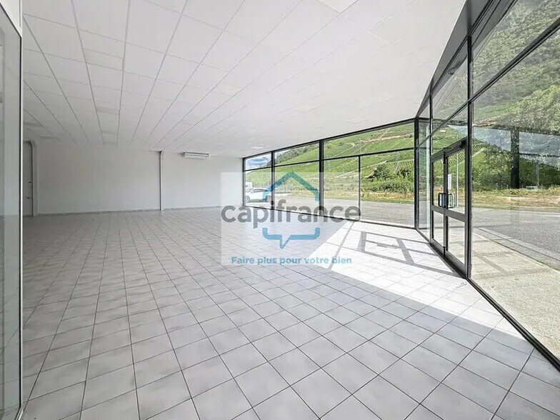 Retail in Montmélian for lease - Interior Photo - Image 1 of 3