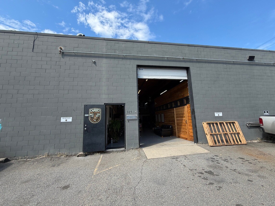 301-323 Lynn Av, North Vancouver, BC for lease Building Photo- Image 1 of 9