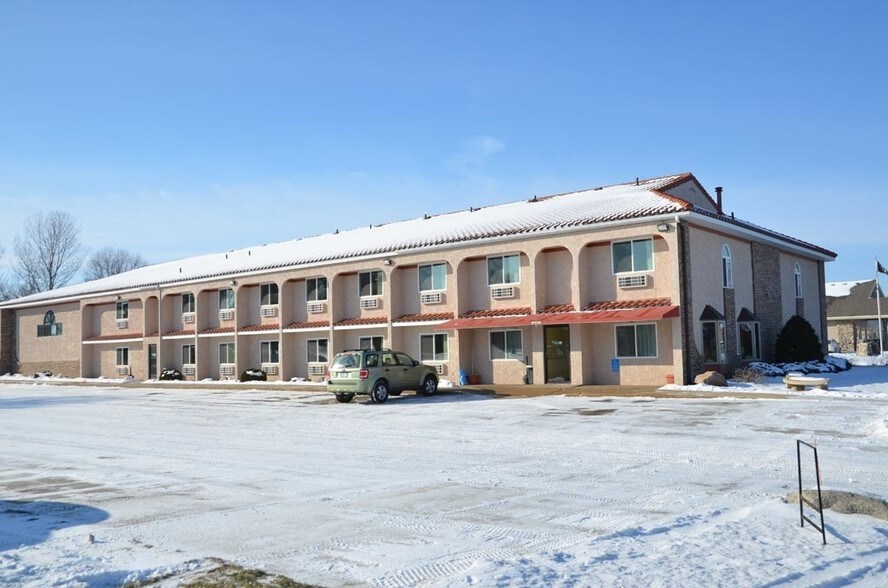 154 Lake Ave S, Spicer, MN for sale - Primary Photo - Image 1 of 1