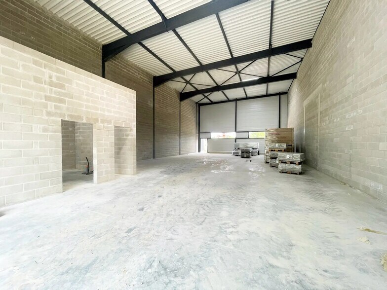 Flex in Beauvais for lease - Interior Photo - Image 2 of 4