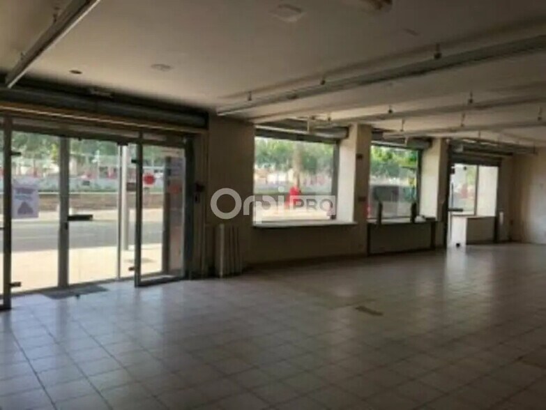 Retail in Montluçon for lease - Interior Photo - Image 2 of 6