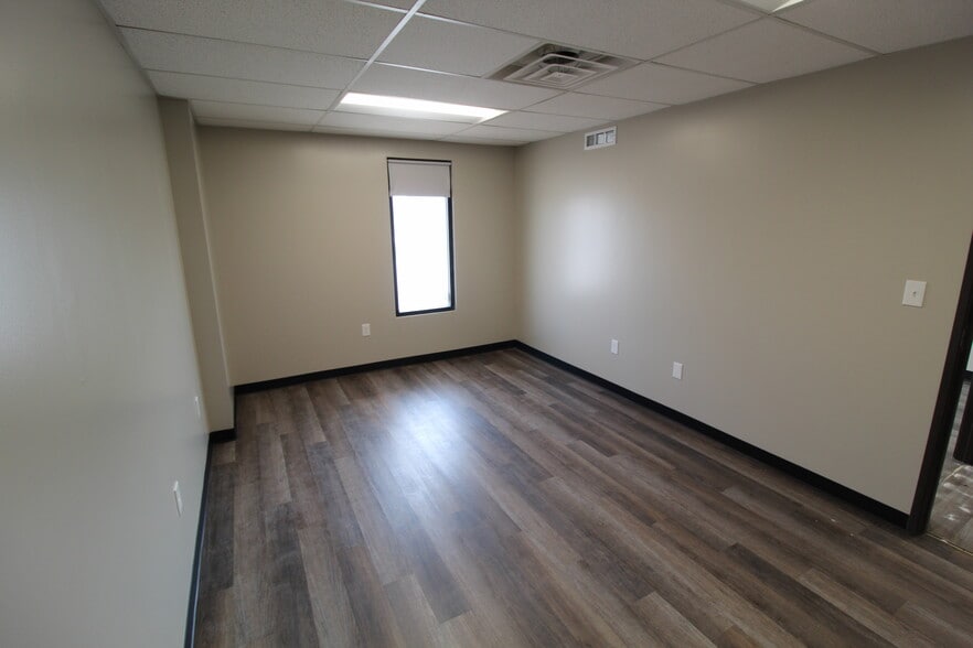 7320 W 162nd St, Overland Park, KS for lease - Interior Photo - Image 2 of 8