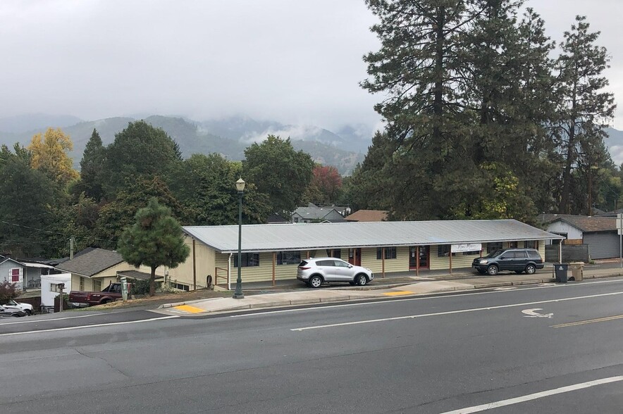 720 Rogue River Hwy, Grants Pass, OR for sale - Building Photo - Image 1 of 89