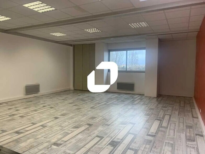 Office in Chilly-Mazarin for lease - Interior Photo - Image 3 of 5