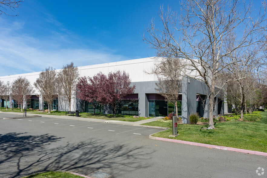 2557 Napa Valley Corporate Dr, Napa, CA for lease - Building Photo - Image 2 of 7