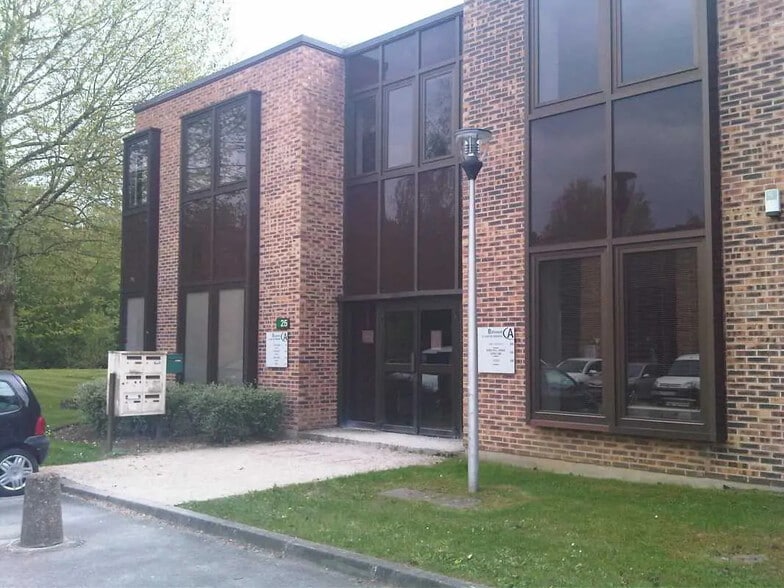 Office in Croissy-Beaubourg for lease - Building Photo - Image 1 of 8