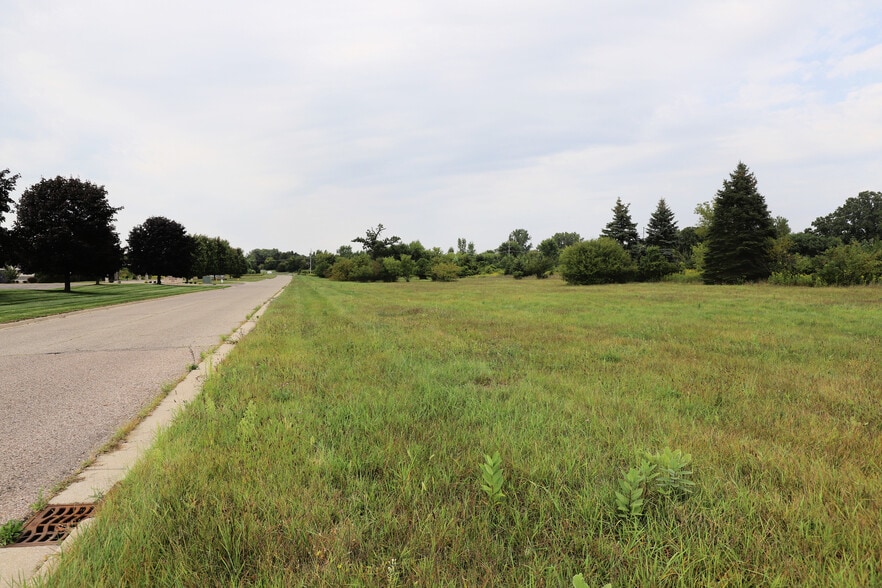 Charter Dr, Flint, MI for sale - Building Photo - Image 1 of 18