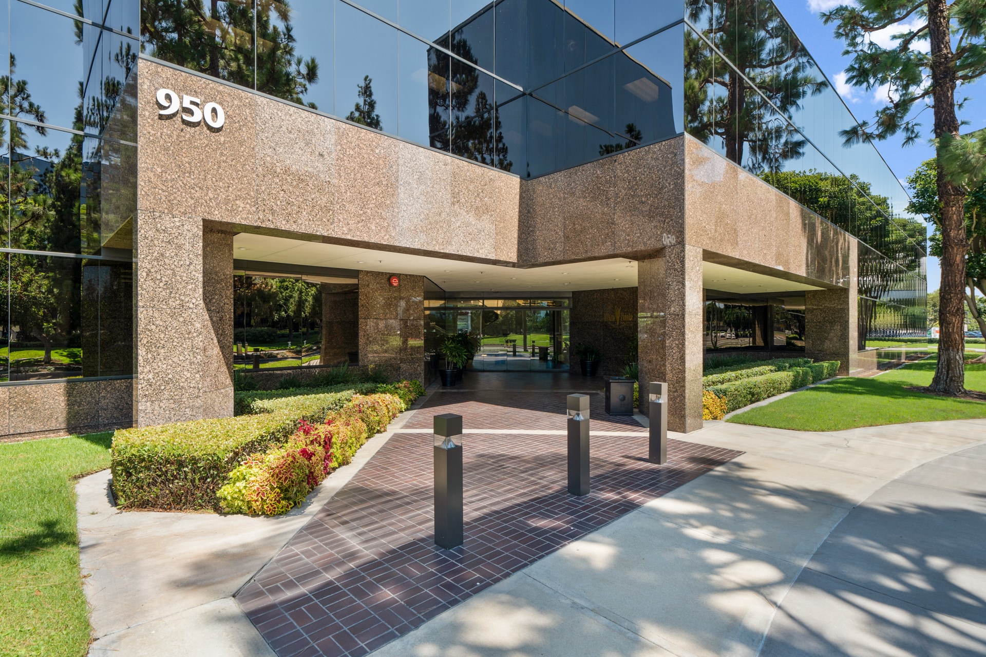 950 S Coast Dr, Costa Mesa, CA for lease Building Photo- Image 1 of 17