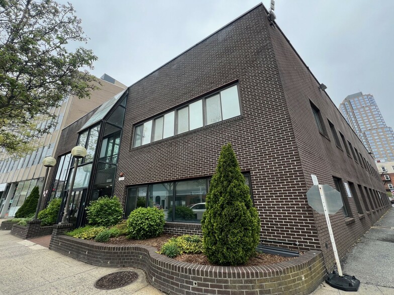 200 E Post Rd, White Plains, NY for sale - Building Photo - Image 1 of 14