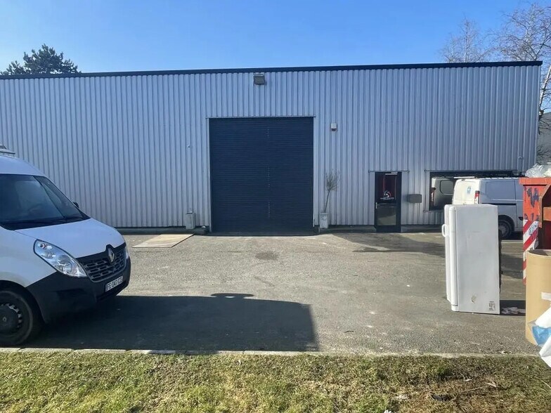 Office in Neuville-en-Ferrain for lease - Building Photo - Image 3 of 6