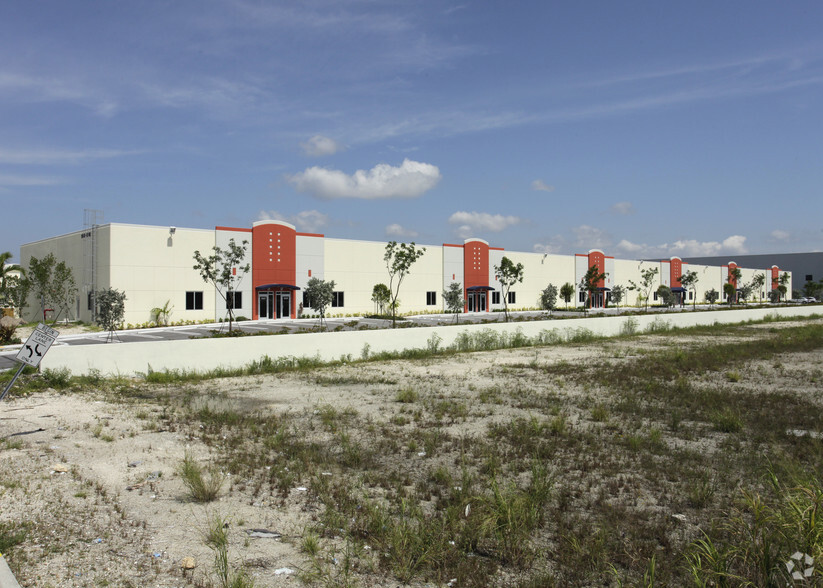 13431-13453 NW 19th Ln, Miami, FL for lease - Building Photo - Image 2 of 26