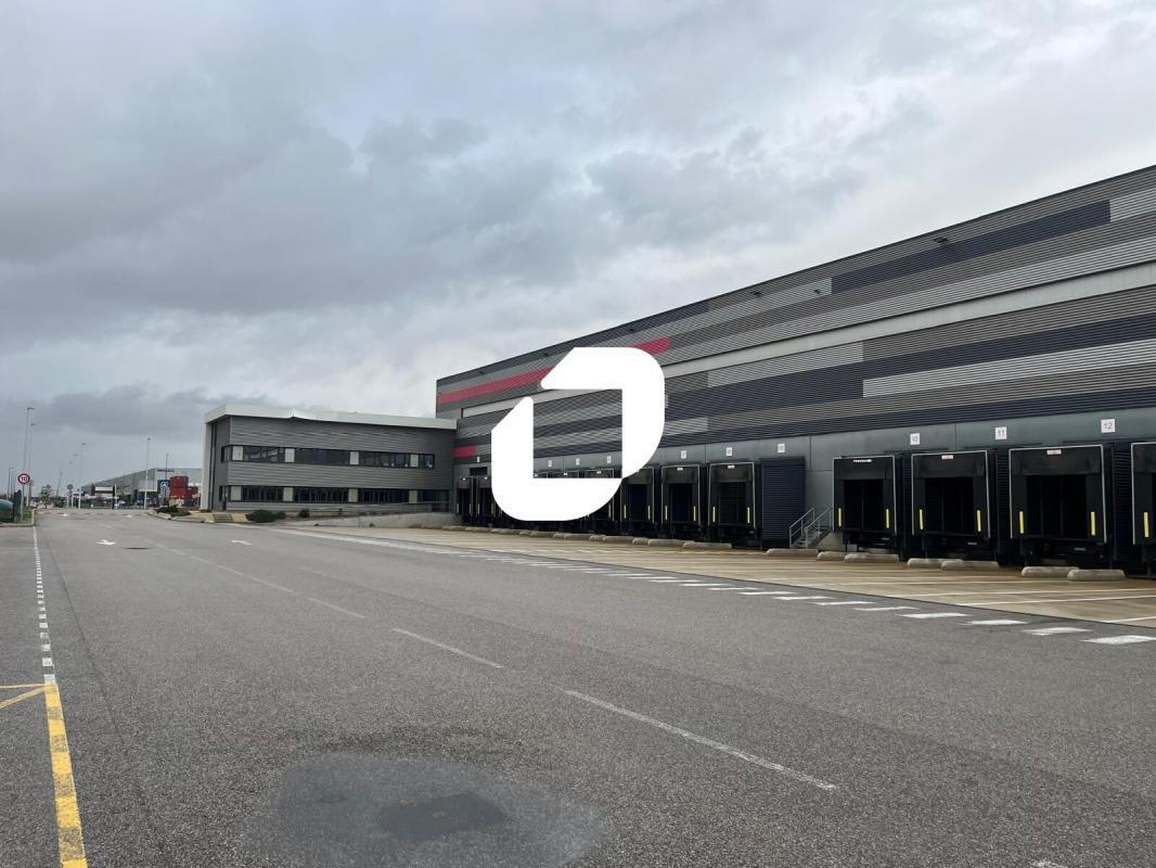 Industrial in Port-Saint-Louis-du-Rhône for lease Building Photo- Image 1 of 17