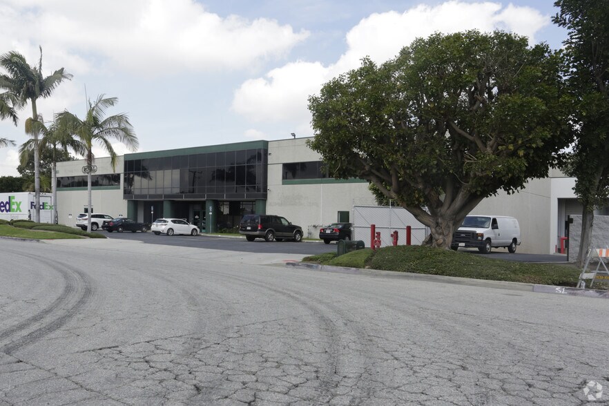 2801-2803 E 208th St, Carson, CA for lease - Building Photo - Image 3 of 3