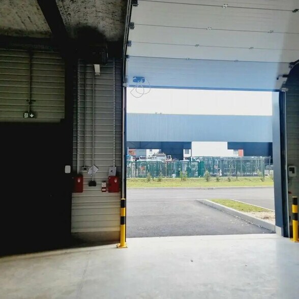 Flex in Lieusaint for lease - Interior Photo - Image 2 of 5