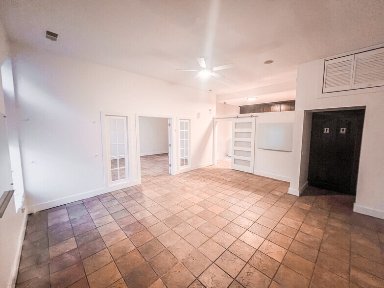 852-856 N Damen Ave, Chicago, IL for lease - Interior Photo - Image 2 of 8
