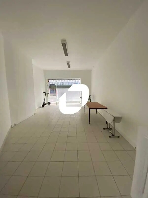 Retail in Paris for lease Interior Photo- Image 1 of 4