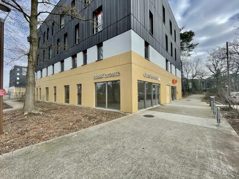 Retail in Petit-Couronne for lease - Building Photo - Image 2 of 7