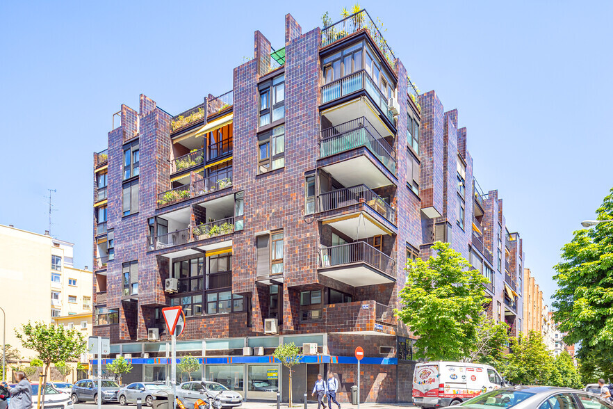 Multifamily in Madrid, MAD for sale - Primary Photo - Image 1 of 1