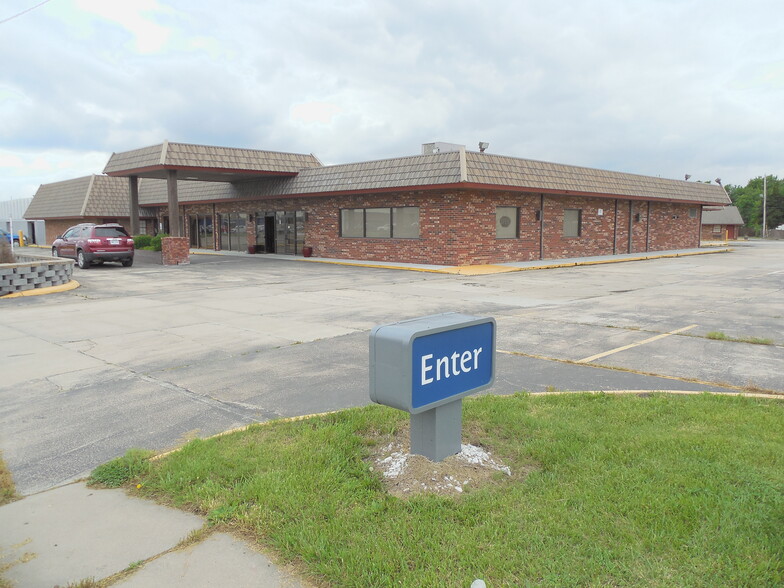 3021 W US Highway 50, Emporia, KS for sale - Building Photo - Image 1 of 1