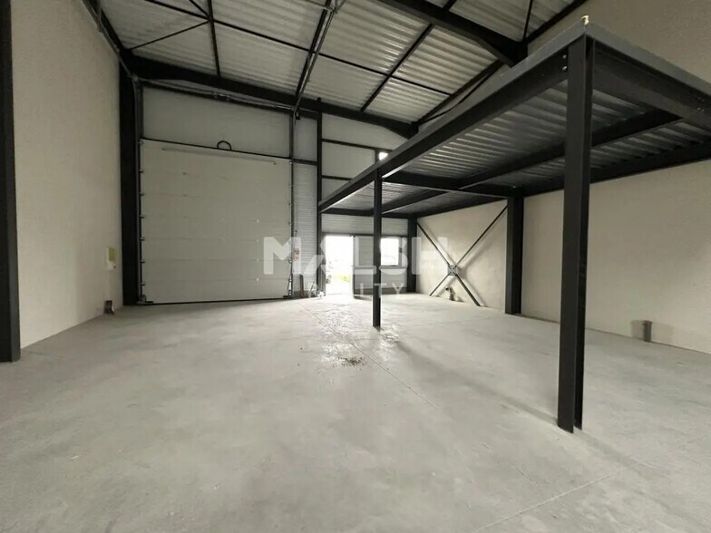 Flex in Saint-Étienne-la-Varenne for lease - Interior Photo - Image 2 of 9