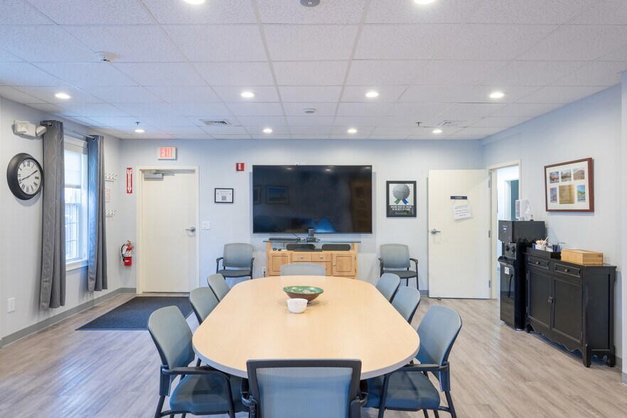 400 Massasoit Ave, East Providence, RI for lease - Interior Photo - Image 3 of 11