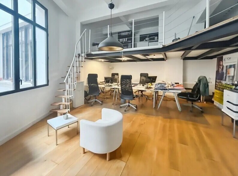 Office in Paris for lease - Building Photo - Image 1 of 6