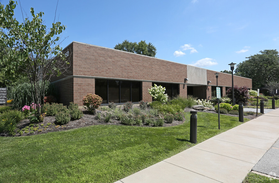 1250 N Mill St, Naperville, IL for lease - Primary Photo - Image 1 of 10