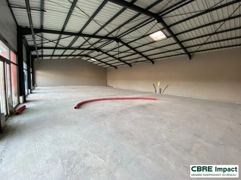 Retail in Pont-Sainte-Marie for lease - Building Photo - Image 3 of 7