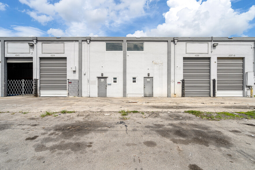 4201-4250 NW 37th Ct, Miami, FL for lease - Building Photo - Image 3 of 31