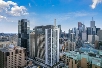 700 Bay St, Toronto, ON - aerial  map view