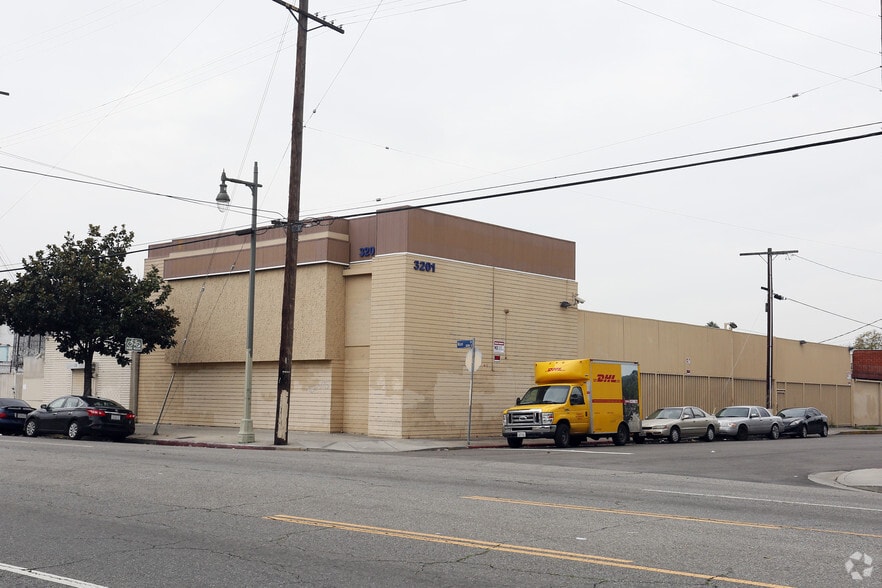 3201 S Main St, Los Angeles, CA for lease - Primary Photo - Image 1 of 12