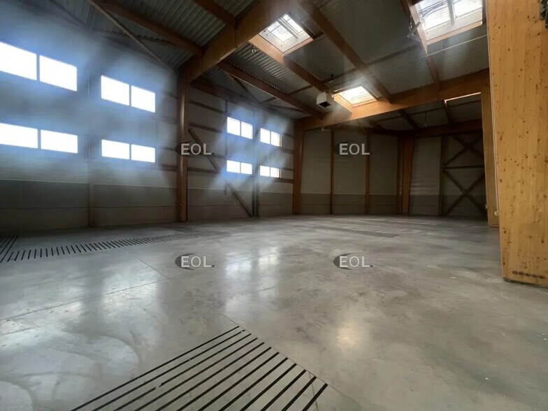 Flex in Romainville for lease - Interior Photo - Image 2 of 7