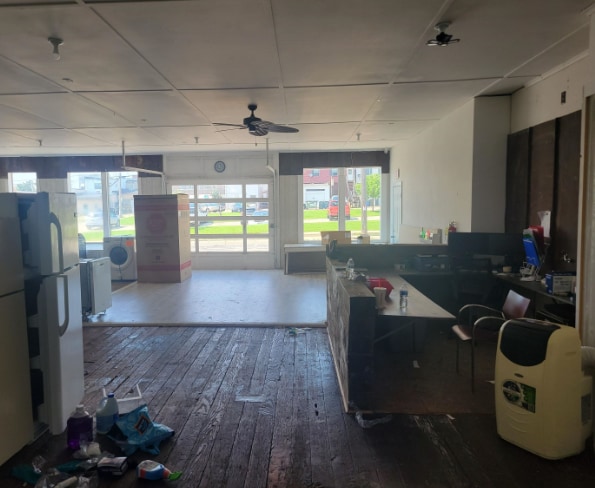 242 W Edgewater St, Portage, WI for sale - Interior Photo - Image 2 of 3